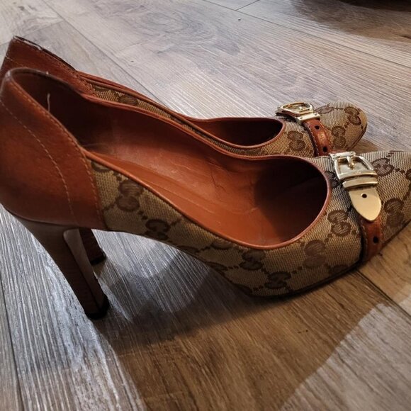 Gucci Pump canvas shoes.